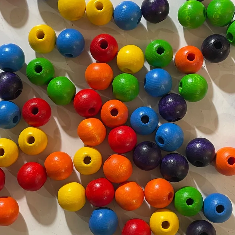 60 perles en bois multicolores