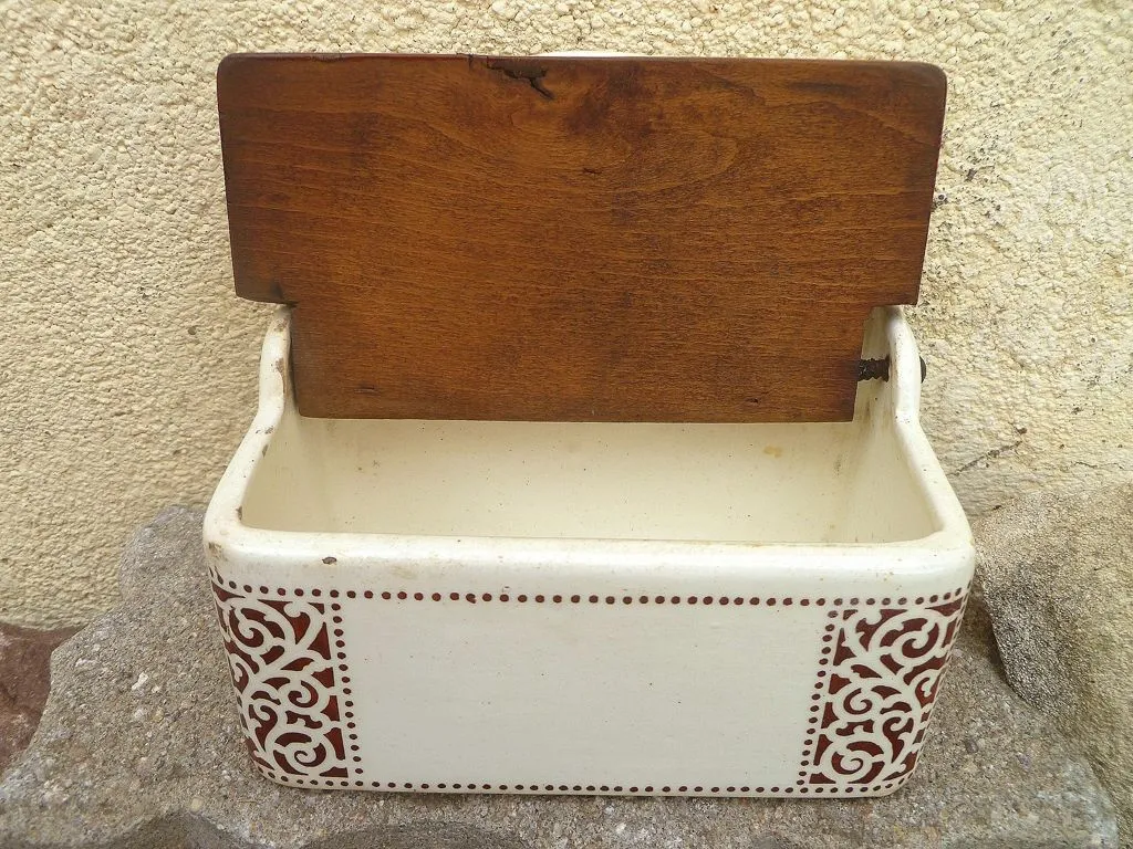 boite a sel ou allumettes , porcelaine , vintage