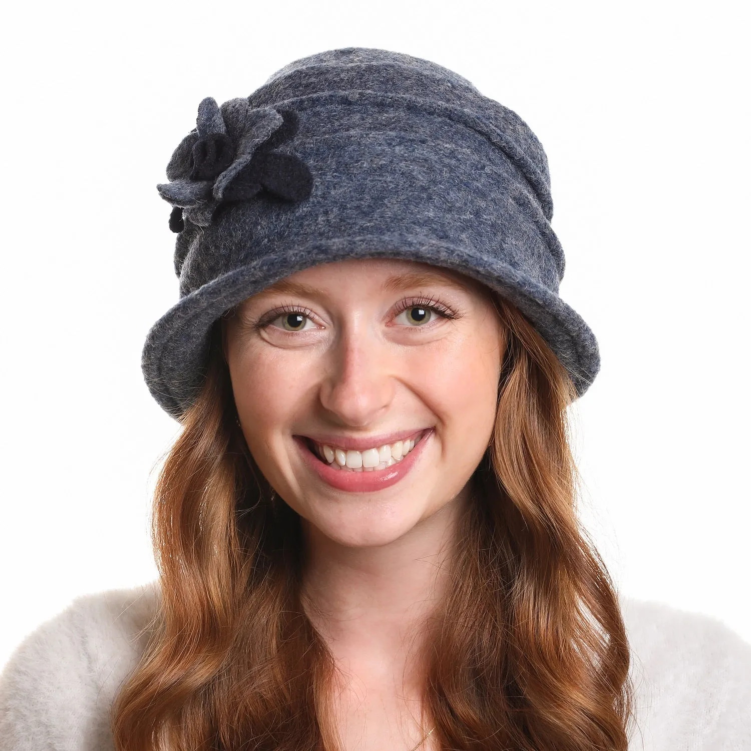 Chapeau cloche en laine bouillie avec fleur
