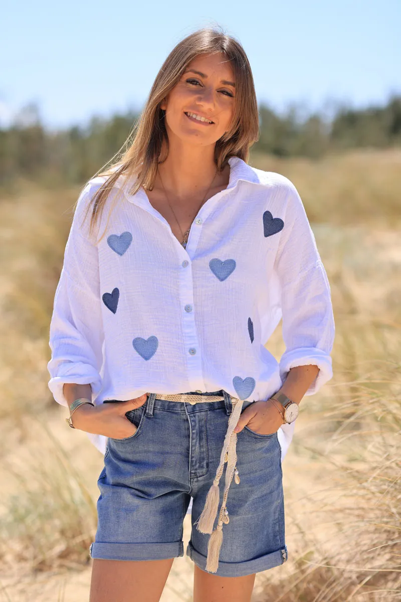 Chemise blanche en gaze de coton broderie coeurs bleu