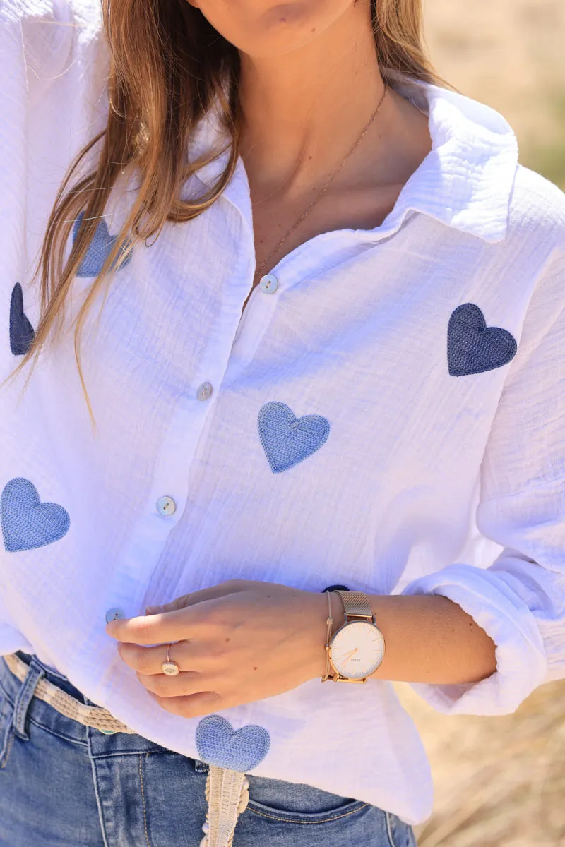 Chemise blanche en gaze de coton broderie coeurs bleu