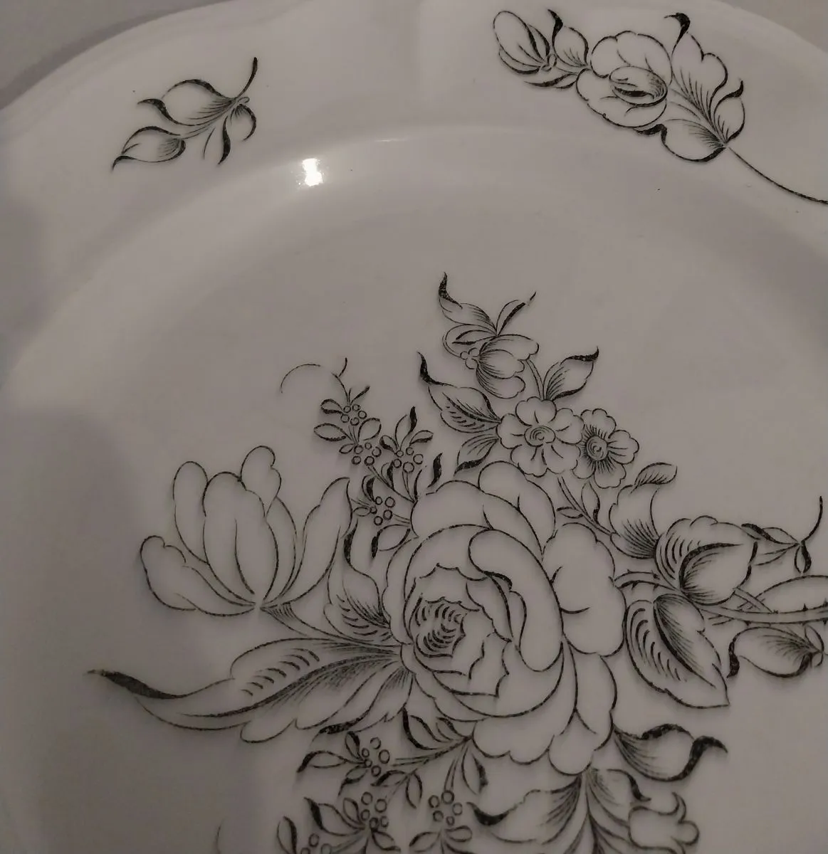 Grand plat en demi porcelaine signé LUNÉVILLE. 