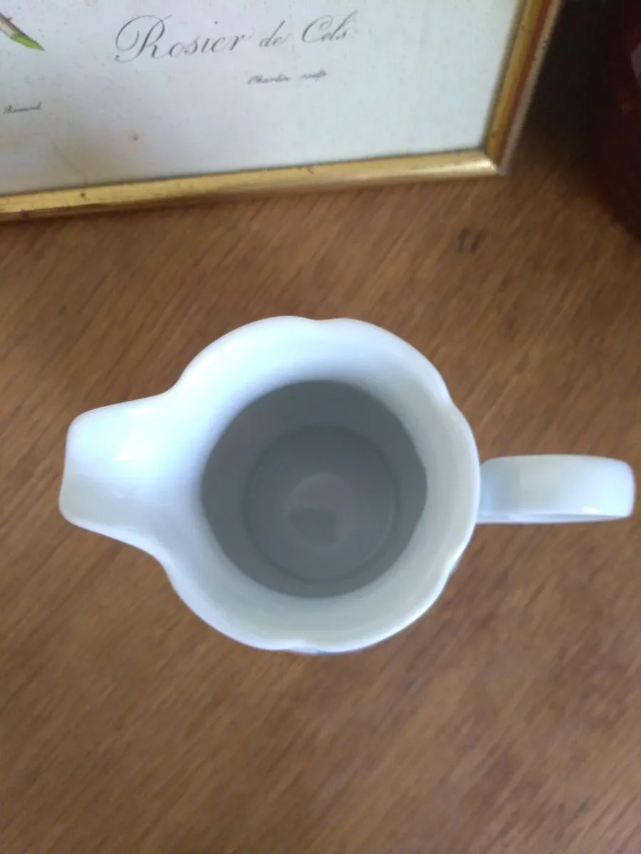 Petit pichet en porcelaine myosotis