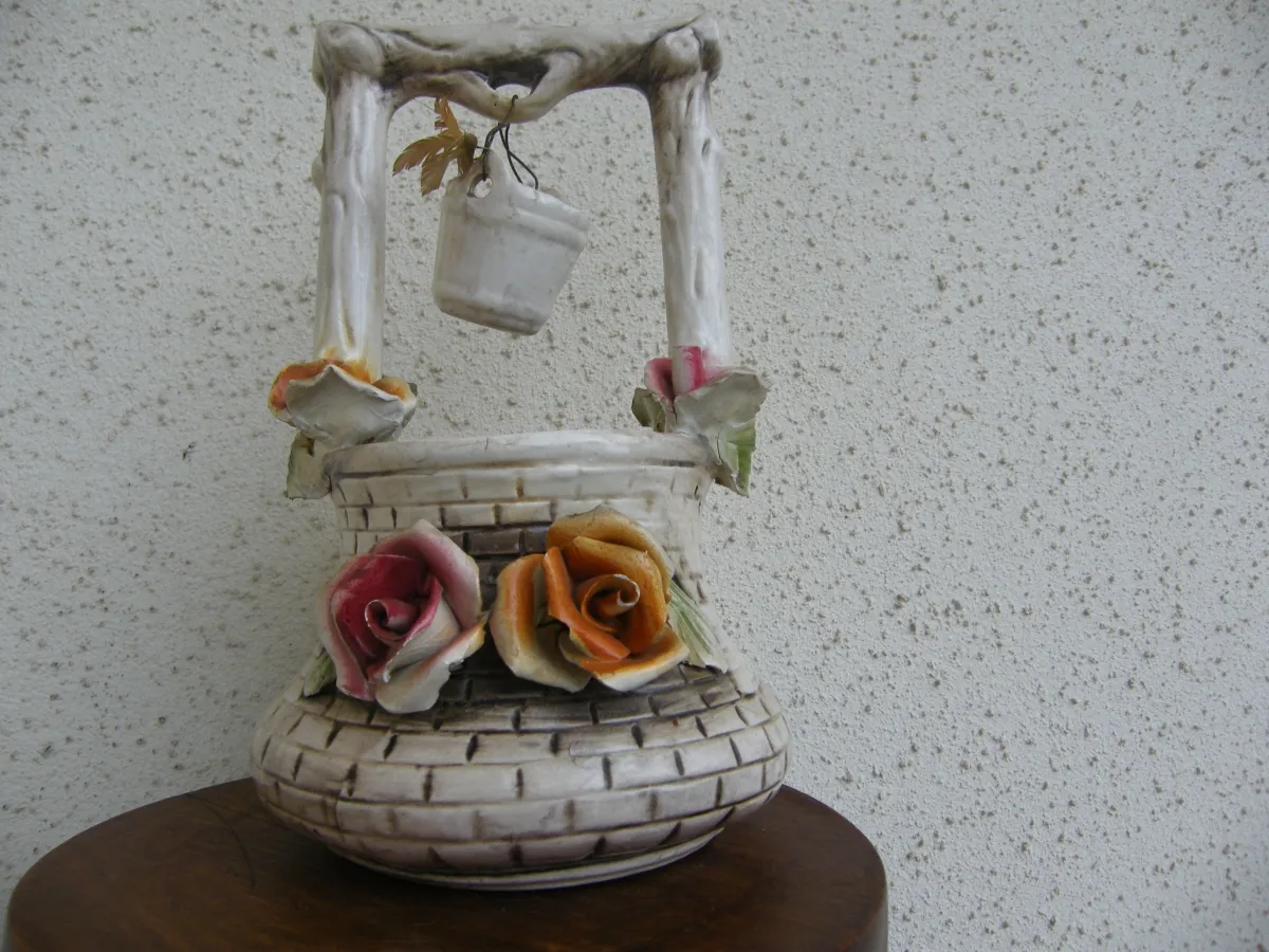 petit puits en porcelaine d'Italie