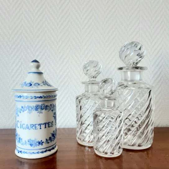 Pot d'apothicaire cigarettes en porcelaine 